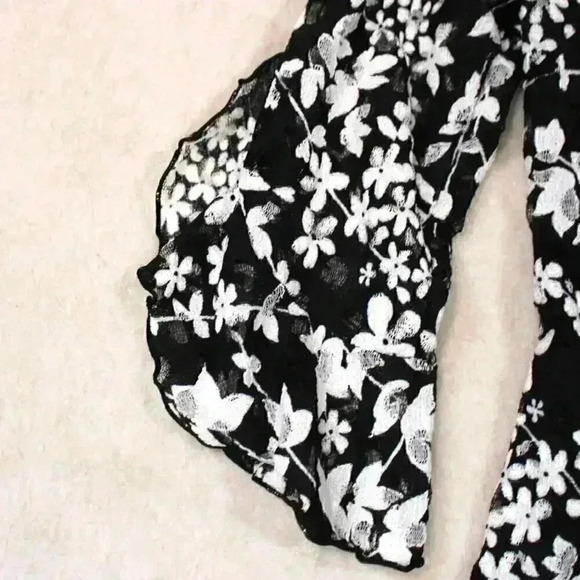 KARL LAGERFELD Flutter Angel Sleeve Floral Knee Length Lace Dress Black White  4 - Picture 5 of 10